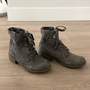 Rockport casual lace up boots . Faux leather , zipper closure back of boot .